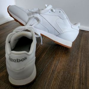 Reebok classic white tennis shoe